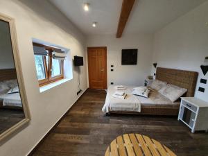 een kleine slaapkamer met een bed en een raam bij Agriturismo Podere Nigriano in Salò