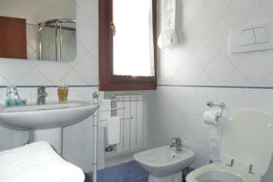 Et badeværelse på Ca' San Silvestro 2 terrazze nel cuore di Venezia