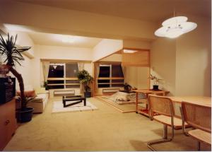 - un salon avec un canapé et une table dans l'établissement Hotel Chalet Yuzawa Ginsui, à Yuzawa