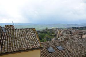a view of a town from the roofs of buildings at In centro in Montalcino
