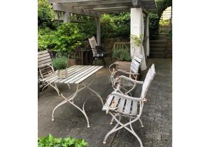 un grupo de sillas y una mesa en un patio en Overnatning Assens, en Assens