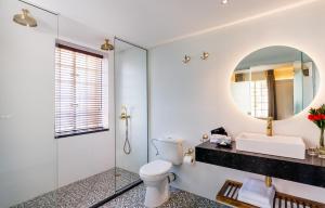 un bagno con un water, un lavandino e uno specchio di YMCA Three Arches Hotel a Gerusalemme