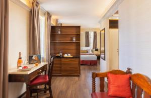 Letto o letti in una camera di YMCA Three Arches Hotel