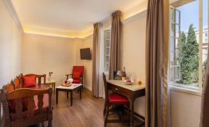 Area soggiorno di YMCA Three Arches Hotel