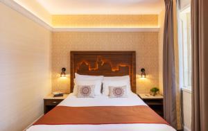 Letto o letti in una camera di YMCA Three Arches Hotel
