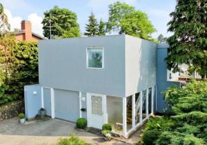 阿森斯Overnatning Assens的蓝色和白色外墙的房子