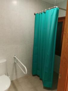 A bathroom at Casa Rural y Albergue Tormon