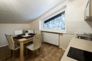 Kuchyňa alebo kuchynka v ubytovaní Apartamenty Pod Gondolą
