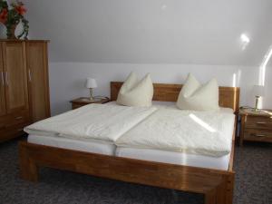 Llit o llits en una habitació de Gästehaus Nis Puk und Ferienwohnungen