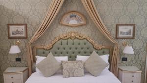 A bed or beds in a room at Friendly Venice Suites