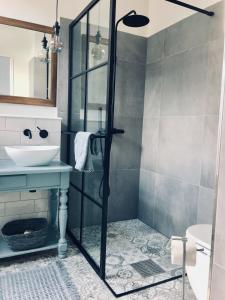 een badkamer met een douche en een wastafel bij B&B Zeeuws genoegen in Vlissingen