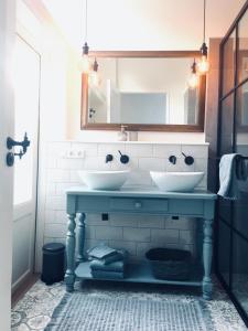 uma casa de banho com 2 lavatórios e um espelho em B&B Zeeuws genoegen em Vlissingen