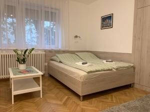 Posteľ alebo postele v izbe v ubytovaní Heroes’ Residence II