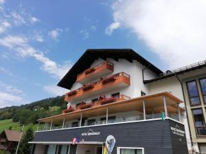 Nespecifikovaný výhled na hory nebo výhled na hory při pohledu z hotelu
