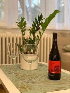 Una botella de vino y dos copas en una mesa. en Heroes’ Residence II en Budapest