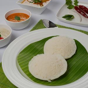 einen Teller Reis auf einem grünen in der Unterkunft The Summit Luxury Apartments - Monthly Accommodation in Chennai