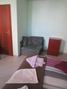 ein Wohnzimmer mit einem Sofa und einer Schachtel in der Unterkunft Pension Barghus in Zinnowitz