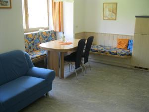 - une salle d'attente avec une table, des chaises et un canapé dans l'établissement Appartement Geisler, à Zell am Ziller 13 autres photos