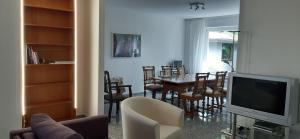 TV a/nebo společenská místnost v ubytování Ferienwohnung am Brasselsberg