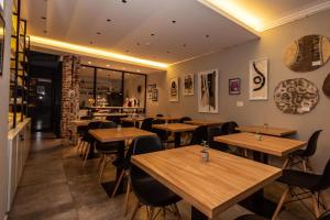a dining room with wooden tables and chairs at Posada Güemes BOUTIQUE in Mar del Plata