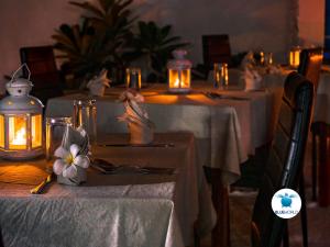 una mesa con luces y velas encima en Blue World Dharavandhoo en Dharavandhoo