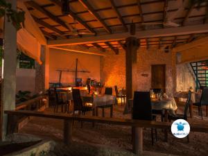 un restaurante con mesas y sillas en una habitación en Blue World Dharavandhoo, en Dharavandhoo