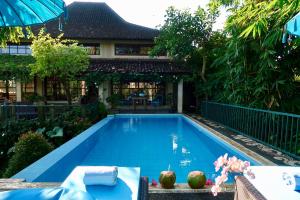 une piscine devant une maison dans l'établissement Chalet Rabina, à Ubud