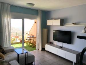 夏约法Atlantic Villa Tenerife的客厅设有壁挂式平面电视。