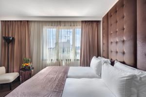 Rúm í herbergi á Lady Stern Jerusalem Hotel +37 myndir