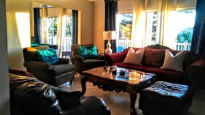 uma sala de estar com sofás e uma mesa de centro em 3000 Sq Ft Beach and Bay Condo em St. Pete Beach