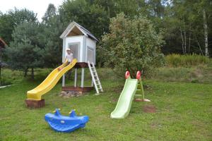 Children's play area sa Chata Mioduszyna w Beskidach - drewniany dom z widokiem na Babią Górę