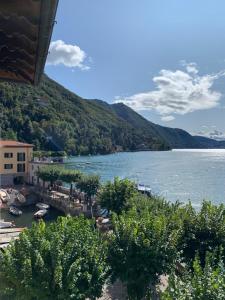 a large body of water with houses at Hotel Vapore in Torno