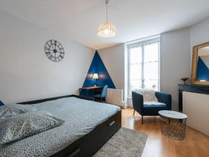 a bedroom with a bed and a desk and a chair at Mâcon - Gare - Centre Ville - Parking - Cosy - Wifi in Mâcon