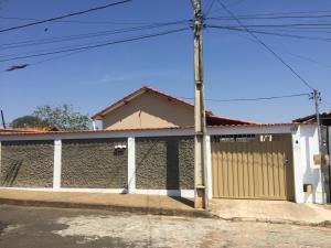 uma casa com uma cerca e um portão em Casa Para Temporada Garcia/Pereira em São João Batista do Glória