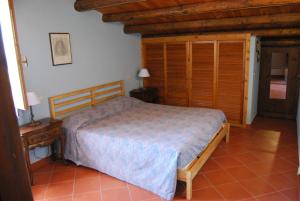 カステッランマーレ・デル・ゴルフォにあるCasa Vacanze La Terrazza Sul Golfoの木製の天井が特徴のベッドルーム1室(ベッド1台付)