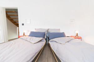 2 Betten nebeneinander in einem Zimmer in der Unterkunft Casa Teutoburgia in Herne