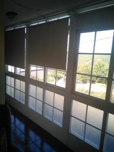 Zimmer mit 3 Fenstern und Blick auf das Wasser in der Unterkunft Casa Laguiñas en Castro Caldelas in Castro Caldelas