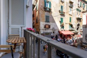 ナポリにあるIl Balcone Sui Presepi Apartmentの市街の景色を望むバルコニー