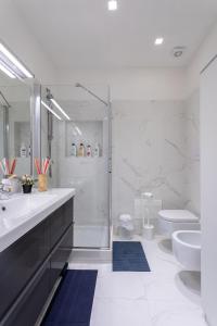 uma casa de banho com um chuveiro, um lavatório e um WC. em Il Balcone Sui Presepi Apartment em Nápoles