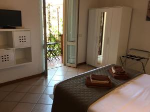蒙特卡蒂尼泰爾梅的住宿－格洛麗雅酒店，一间卧室配有一张床,上面有两条毛巾