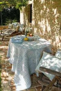 una mesa con un bol de fruta en el patio en Solea Relais di Charme- Adults only, en Trecastelli