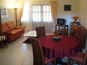 a living room with a table with a bowl of fruit on it at Surinat Luxury Resort in Domburg