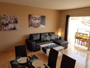 Posezení v ubytování Villa Roque del Conde with fantastic sea view, terrace, pool, Wifi, SAT-TV, garage