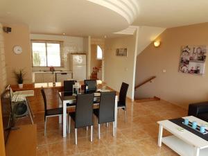 Posezení v ubytování Villa Roque del Conde with fantastic sea view, terrace, pool, Wifi, SAT-TV, garage