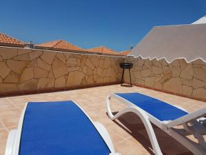 Bazén v ubytování Villa Roque del Conde with fantastic sea view, terrace, pool, Wifi, SAT-TV, garage nebo v jeho okolí