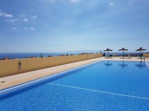 Bazén v ubytování Villa Roque del Conde with fantastic sea view, terrace, pool, Wifi, SAT-TV, garage nebo v jeho okolí