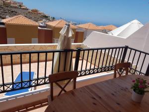 Balkón nebo terasa v ubytování Villa Roque del Conde with fantastic sea view, terrace, pool, Wifi, SAT-TV, garage