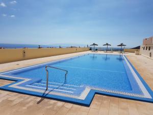 Bazén v ubytování Villa Roque del Conde with fantastic sea view, terrace, pool, Wifi, SAT-TV, garage nebo v jeho okolí
