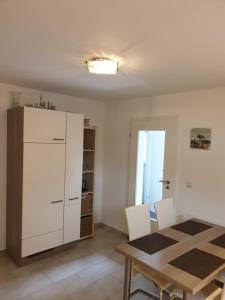 Η κουζίνα ή μικρή κουζίνα στο Wohnung, Zimmer in Frankfurt Flughafen zu vermieten