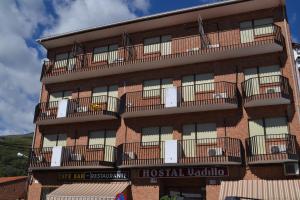 un edificio con balcones en un lateral en Hostal Vadillo, en Losar de la Vera